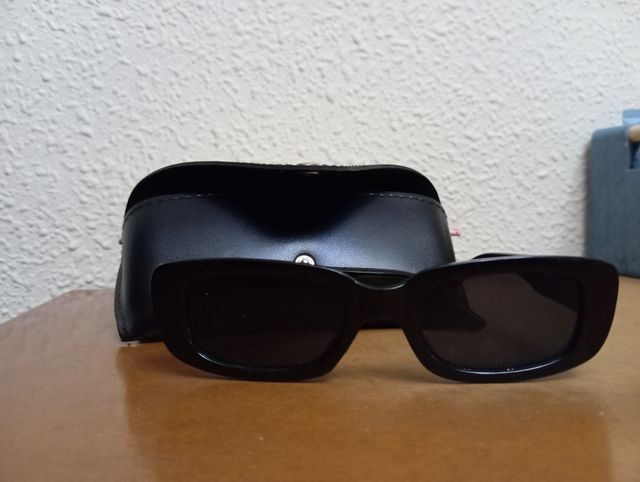 Gafas de sol negras con funda. Baratas y Nuevas