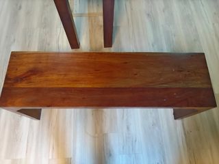 Mesa madera maciza marrón
Banco a conjunto.