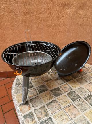 Barbacoa pequeña negra y naranja