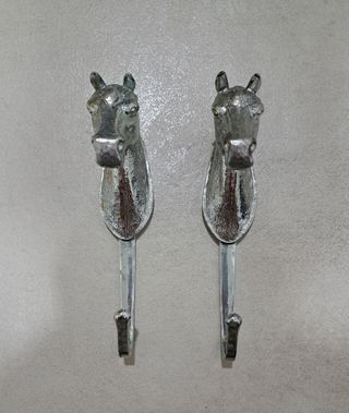 2 Perchas Caballo Metalicas Plateadas