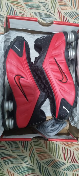 Zapatillas Nike Shox rojas y negras