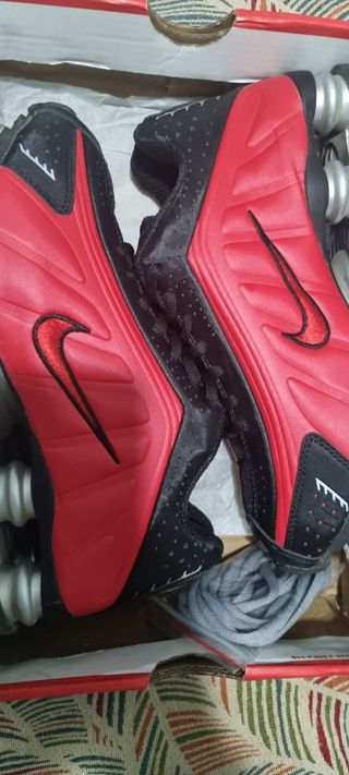 Zapatillas Nike Shox rojas y negras