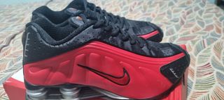 Zapatillas Nike Shox rojas y negras