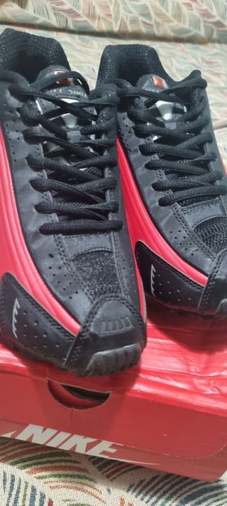 Zapatillas Nike Shox rojas y negras