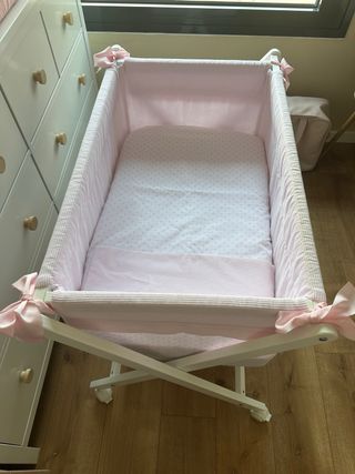 Minicuna rosa con vestidura