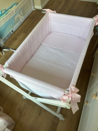 Minicuna rosa con vestidura