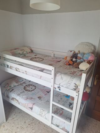 Litera blanca de madera