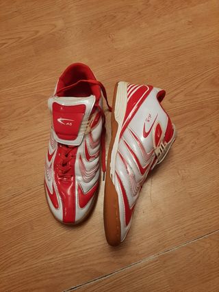 Zapatillas deportivas rojas y blancas