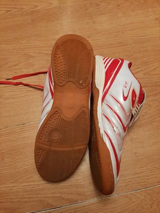 Zapatillas deportivas rojas y blancas