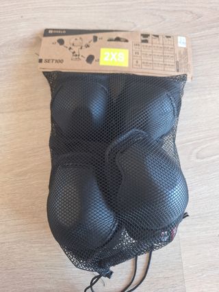 Protectores skate niño 2XS marca decathlon.