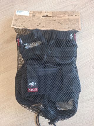 Protectores skate niño 2XS marca decathlon.