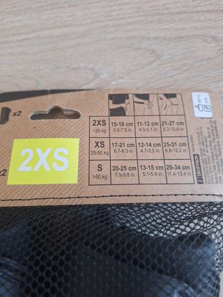 Protectores skate niño 2XS marca decathlon.