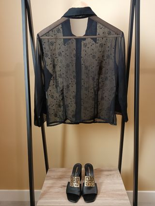 Blusa negra transparente con lentejuelas