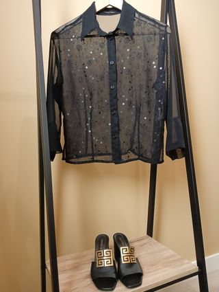 Blusa negra transparente con lentejuelas
