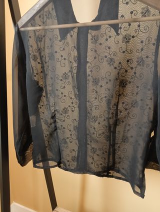 Blusa negra transparente con lentejuelas