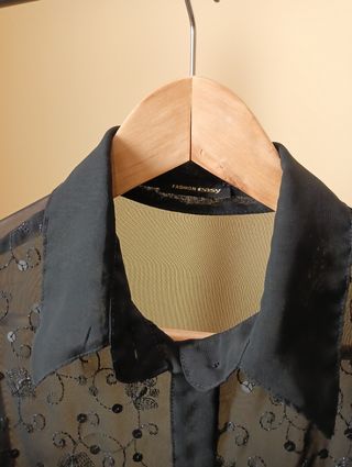 Blusa negra transparente con lentejuelas