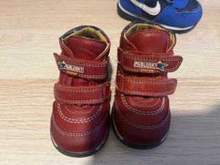 Zapatillas bebé 19,5 (nike) 20 ( Pablosky) y 22