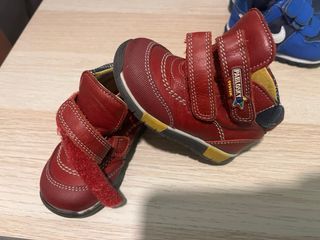 Zapatillas bebé 19,5 (nike) 20 ( Pablosky) y 22