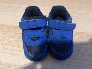 Zapatillas bebé 19,5 (nike) 20 ( Pablosky) y 22