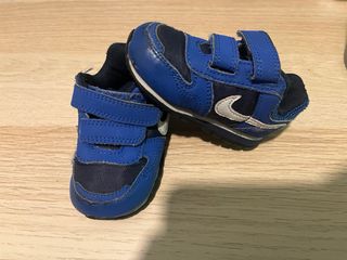 Zapatillas bebé 19,5 (nike) 20 ( Pablosky) y 22