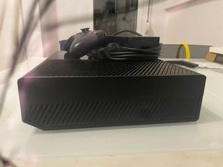 Xbox One negra + mando + fuente