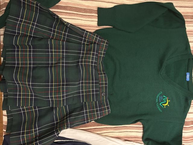 Uniforme escolar: falda y jersey, talla 10