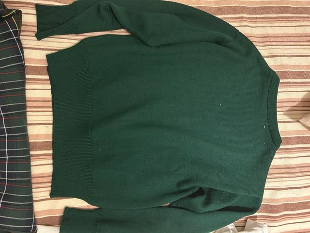 Uniforme escolar: falda y jersey, talla 10