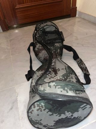 Patinete eléctrico con su bolsa de transporte.
