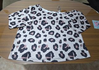 Camiseta de manga larga 1 hombro al descubierto.