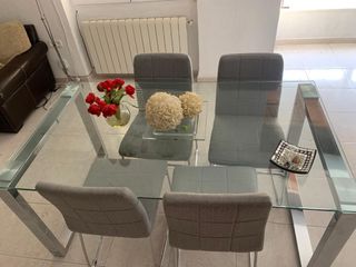 Mesa de comedor con 4 sillas 