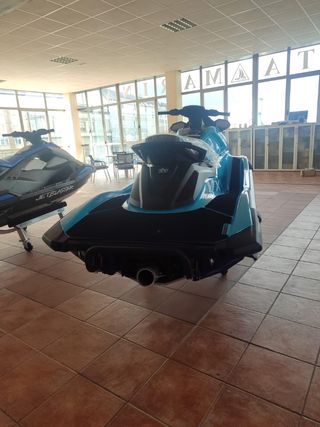 Moto acuática Yamaha VX casi nueva