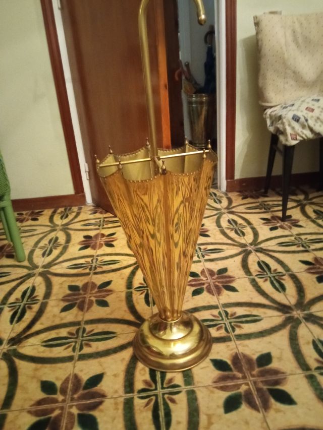 Paragüero antiguo dorado