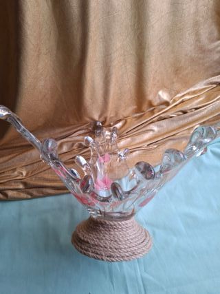 Adorno de cristal transparente con flores rosas