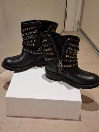 Botines ASH piel negra tachuelas