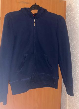Chaqueta azul con capucha