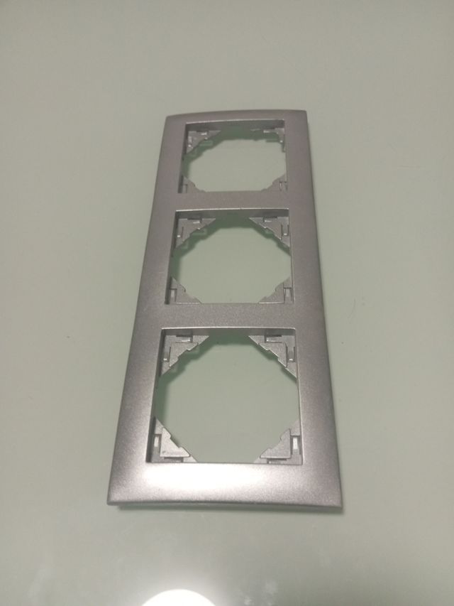 Marco 3 elementos Efapel Logus plata