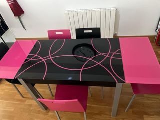 Mesa comedor extensible,juego de 6 sillas y vitrin