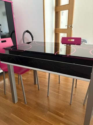 Mesa comedor extensible,juego de 6 sillas y vitrin