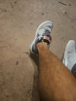 Zapatillas deportivas grises y azules