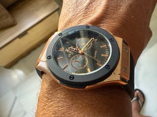 Reloj elegante negro y dorado
