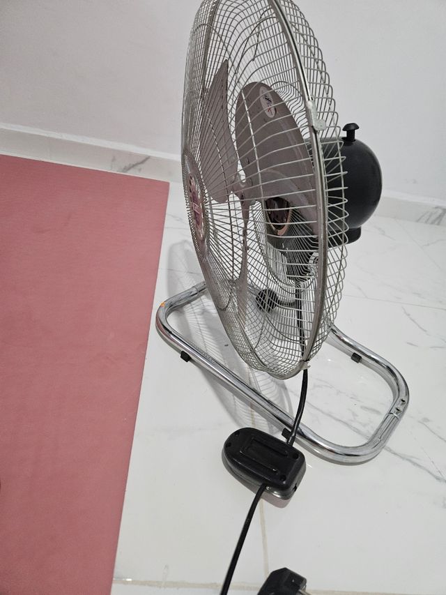 Ventilador metálico plateado