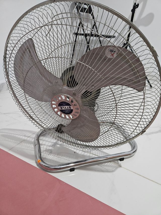 Ventilador metálico plateado