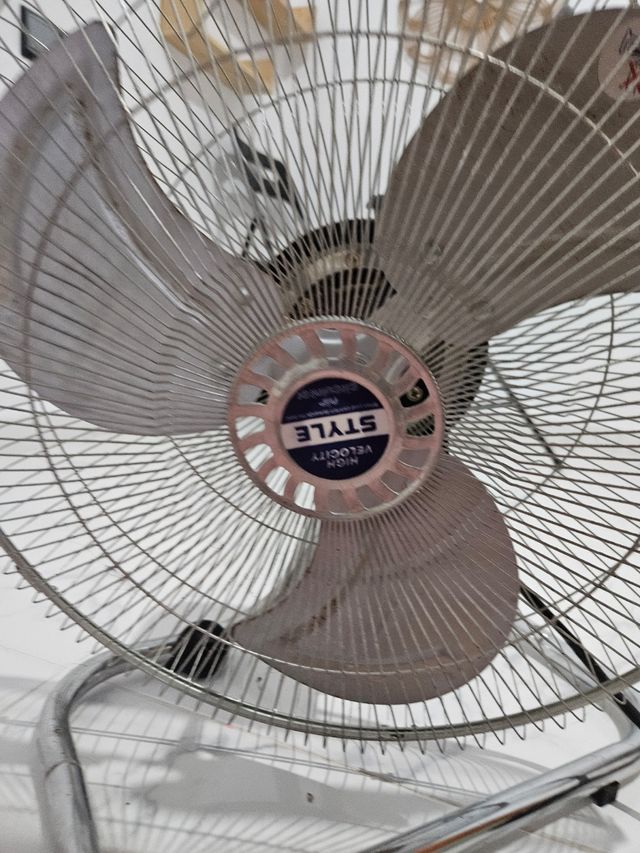 Ventilador metálico plateado