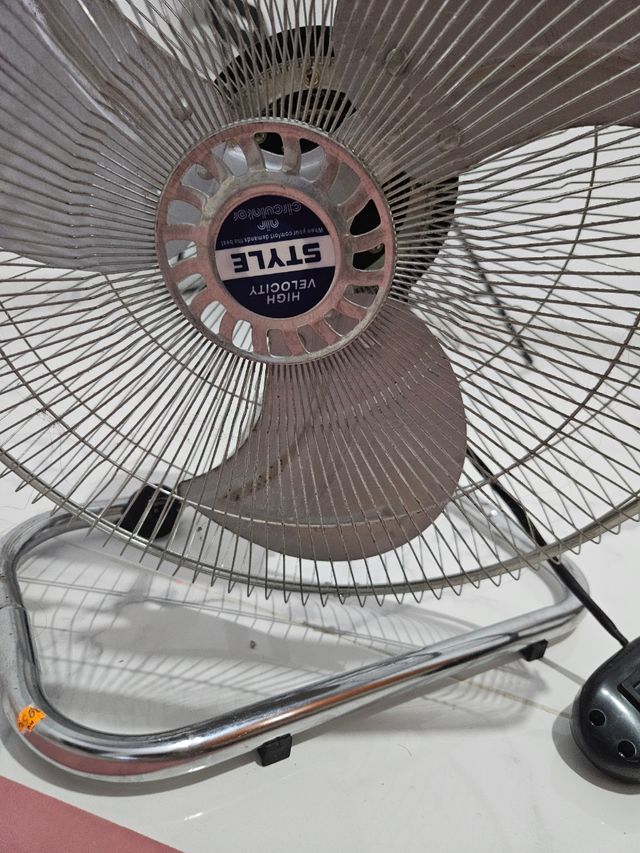 Ventilador metálico plateado