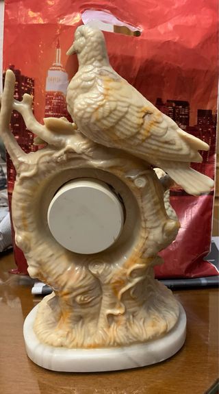 Reloj de mármol con palomas