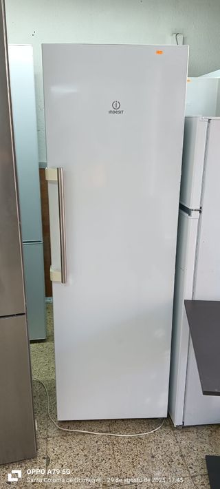 Nevera Indesit - de una puerta 
No Frost 
