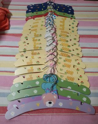 24 Perchas infantiles de madera