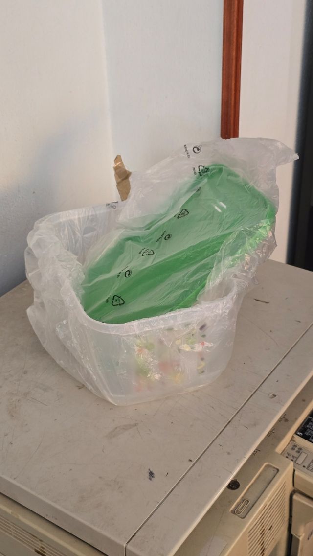 Contenitore Tupperware verde con coperchio