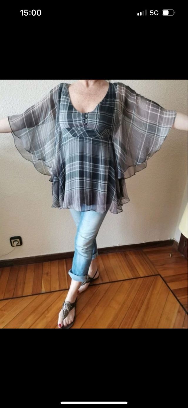 Blusa vaporosa con manga mariposa.