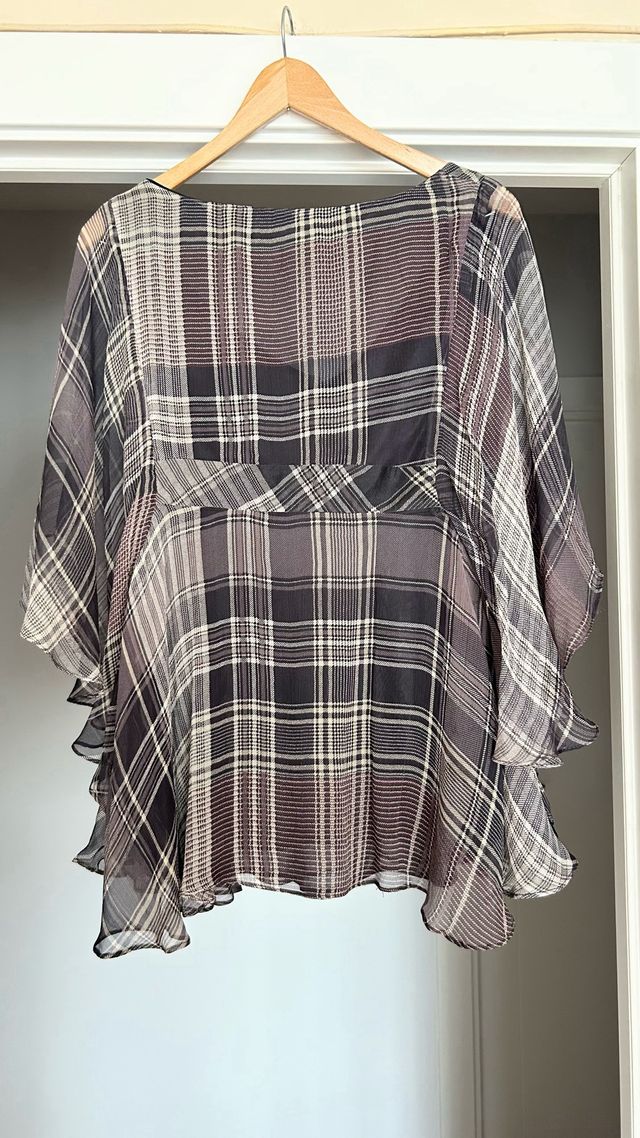 Blusa vaporosa con manga mariposa.